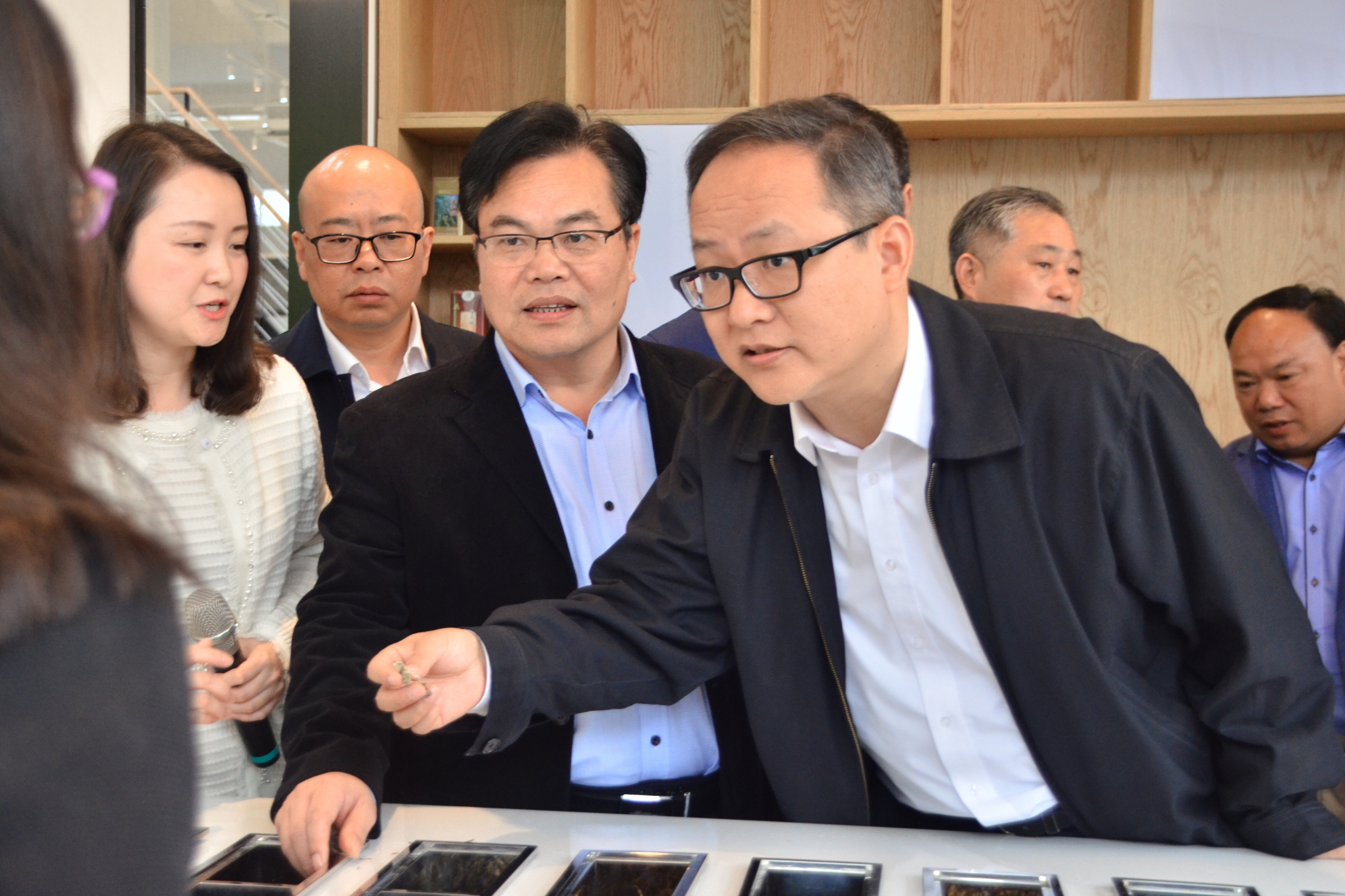 杭州市政府副秘书长张文戈一行考察乐鱼（中国）特种茶中心