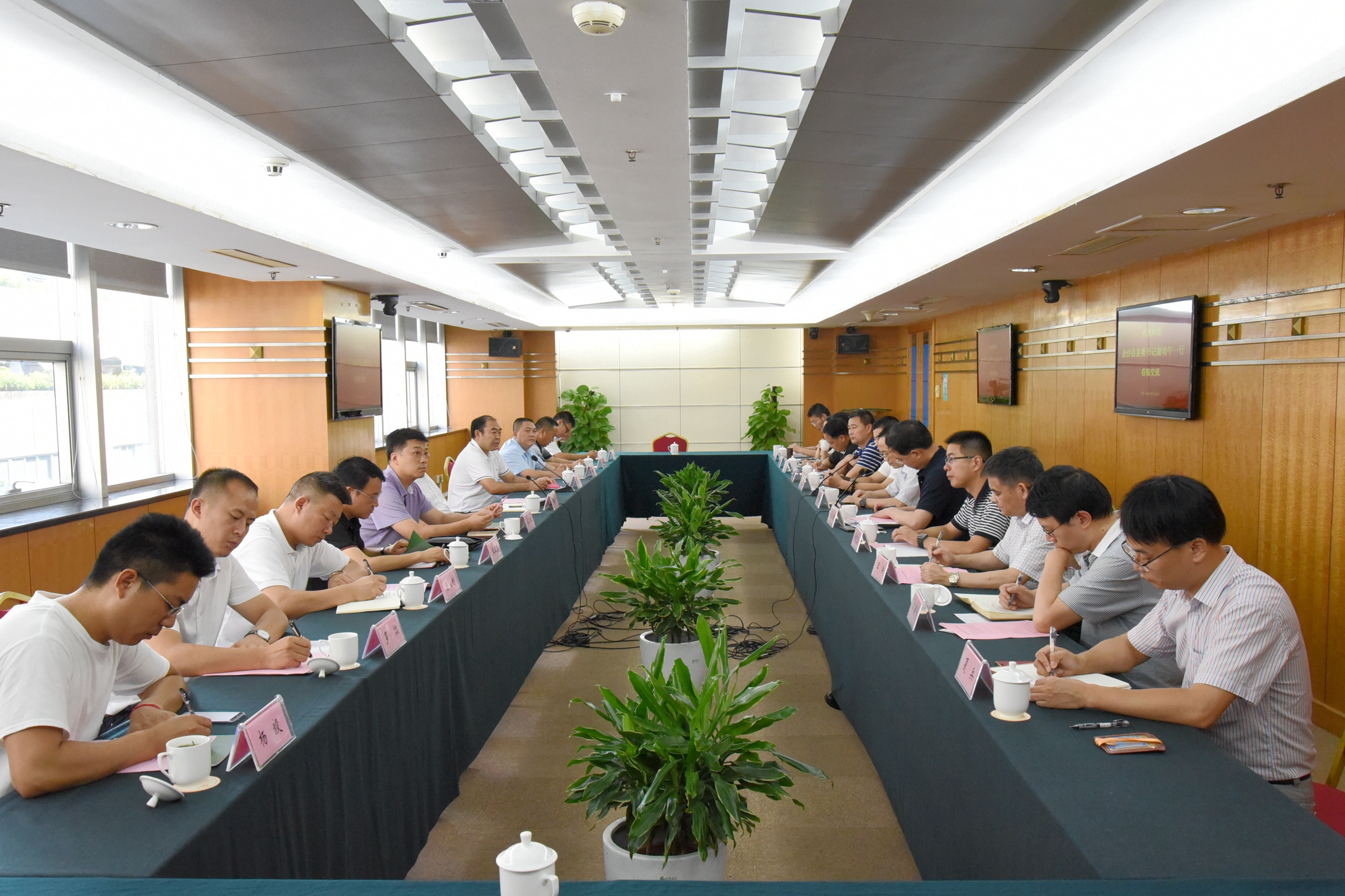 依托茶产业扶贫攻坚 打造东西协作新典范 乐鱼（中国）与金沙县委县政府交流座谈