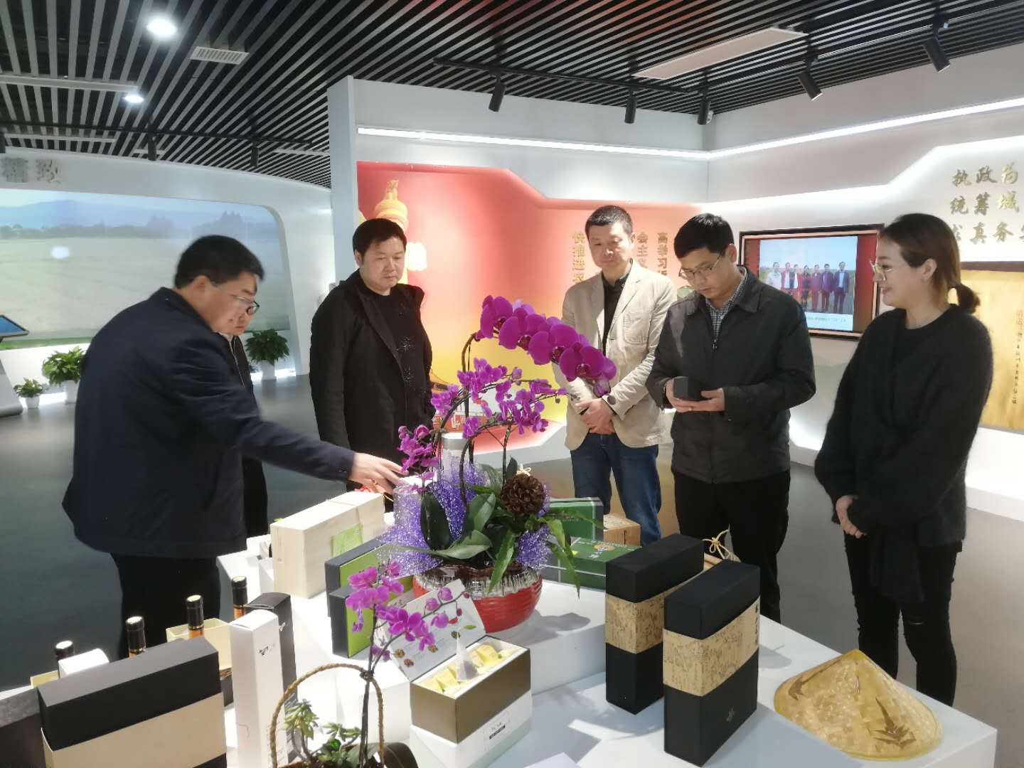 普安县委书记农文海一行考察乐鱼（中国）特种茶中心