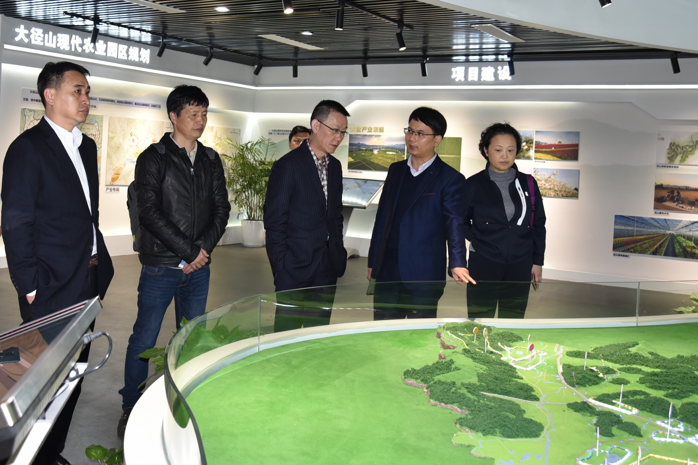 贵州省投资促进局余显强一行莅临乐鱼（中国）特种茶中心考察