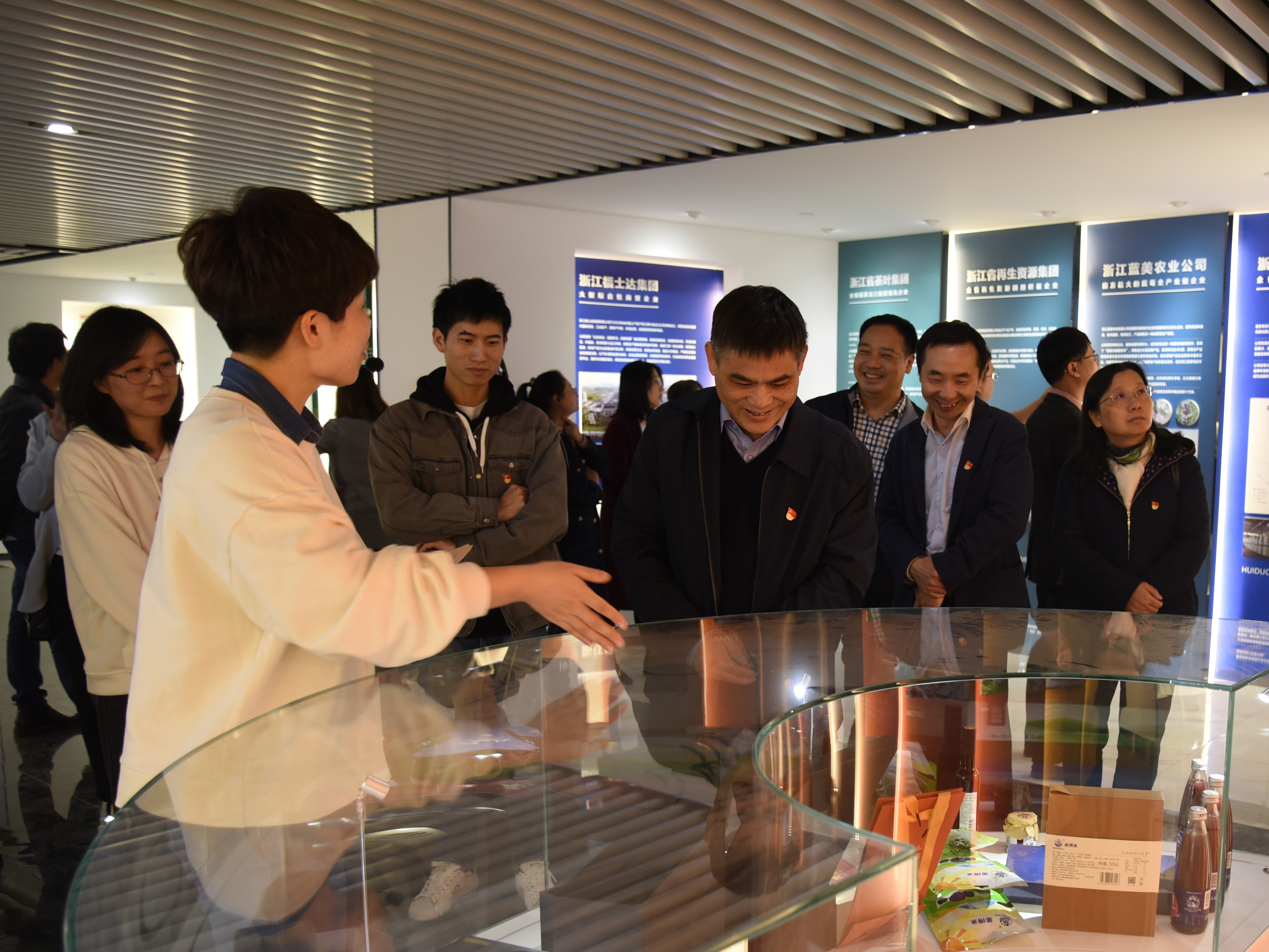 乐鱼（中国）第一、二党支部党员参观浙江供销社陈列馆