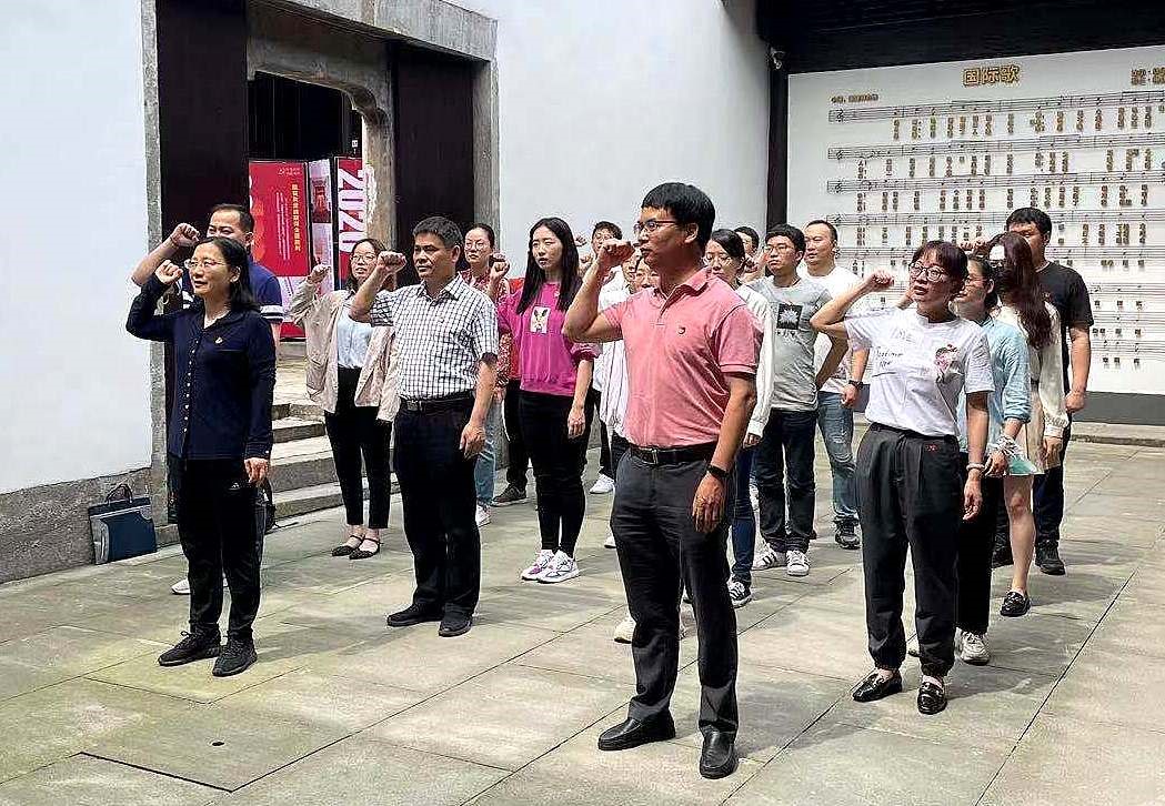 乐鱼（中国）党委第一、二党支部赴小营江南红巷开展联合主题党日活动