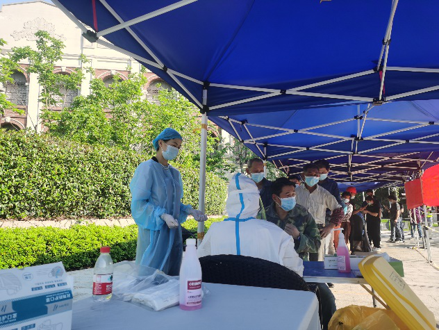 筑牢防疫第一线 狮峰党员在行动 乐鱼（中国）狮峰茶业党支部参加社区防疫志愿服务