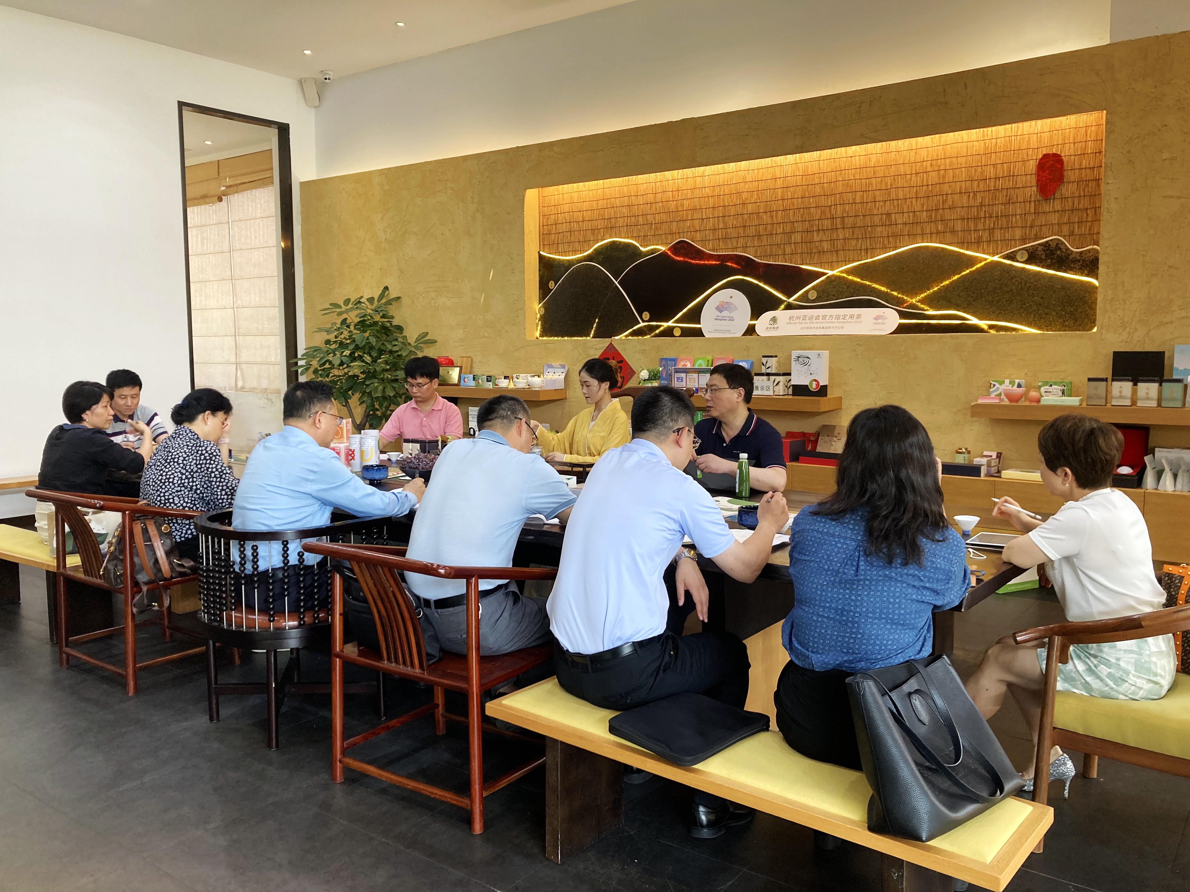 杭州市政协副主席郭清晔一行走访调研乐鱼（中国）骆驼九宇公司