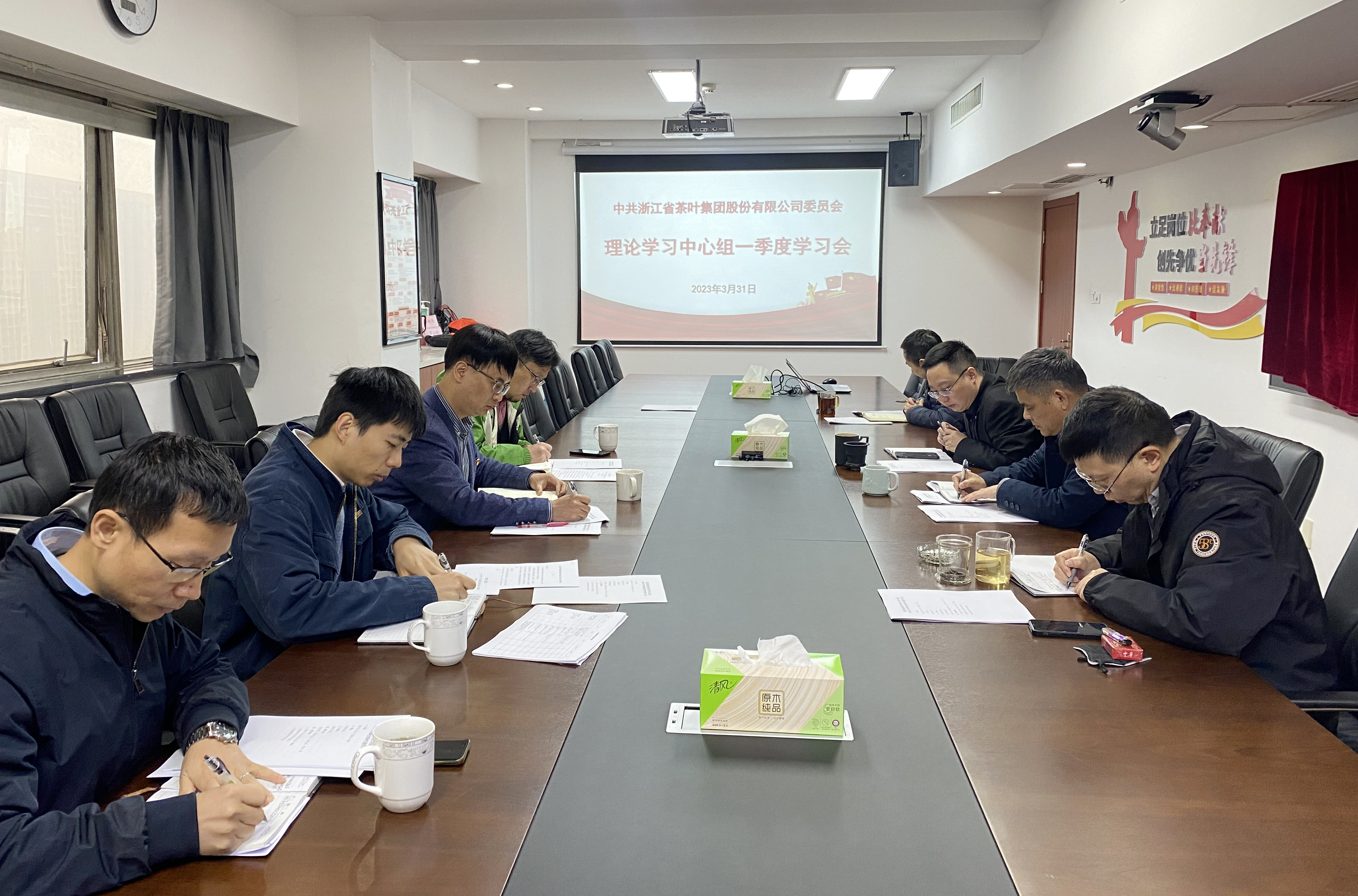 乐鱼（中国）党委理论学习中心组召开2023年全国两会精神专题学习会