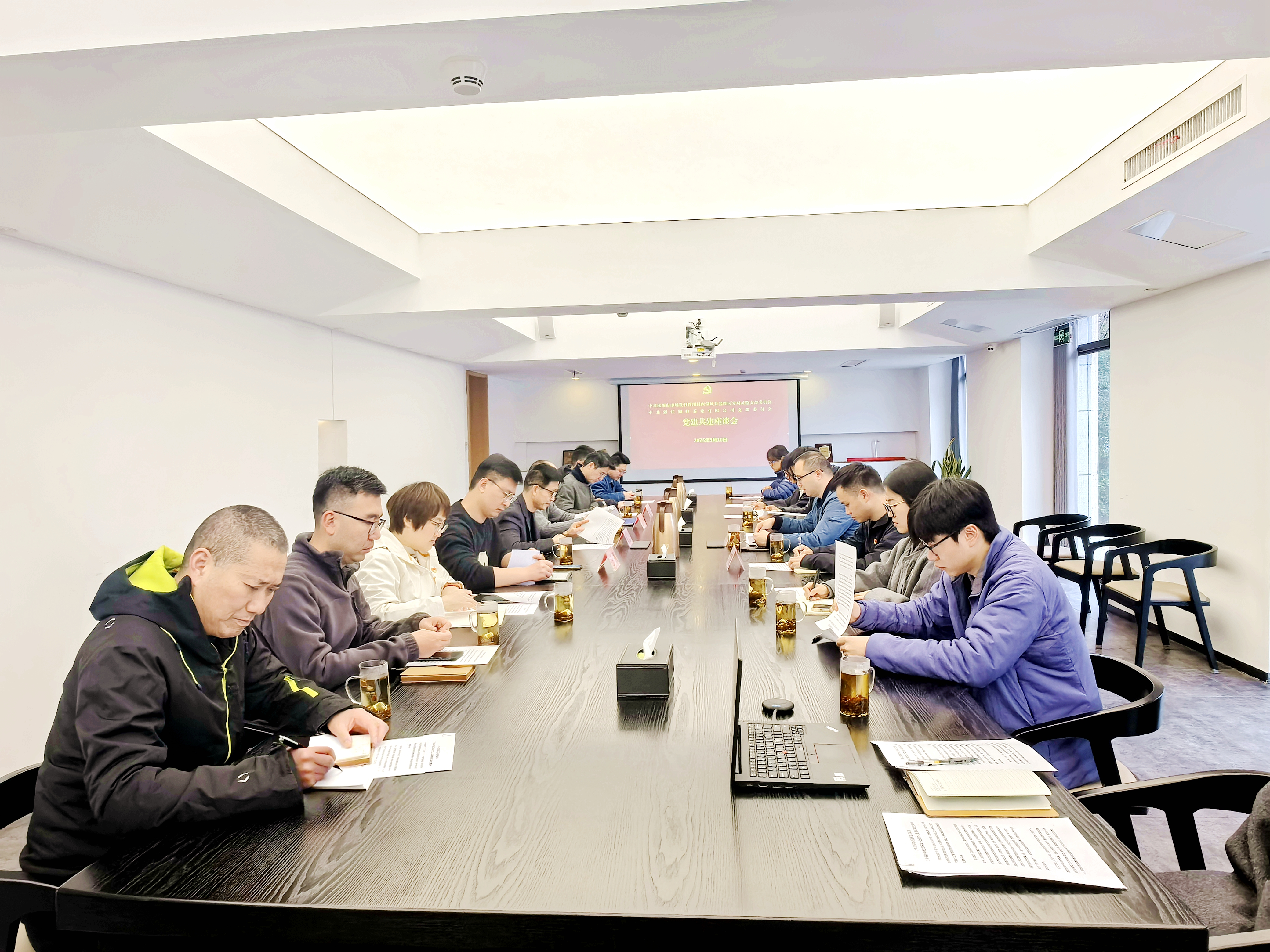 党建引领再深化 携手护航“金名片” ——狮峰茶业党支部联合灵隐党支部开展党建共建活动