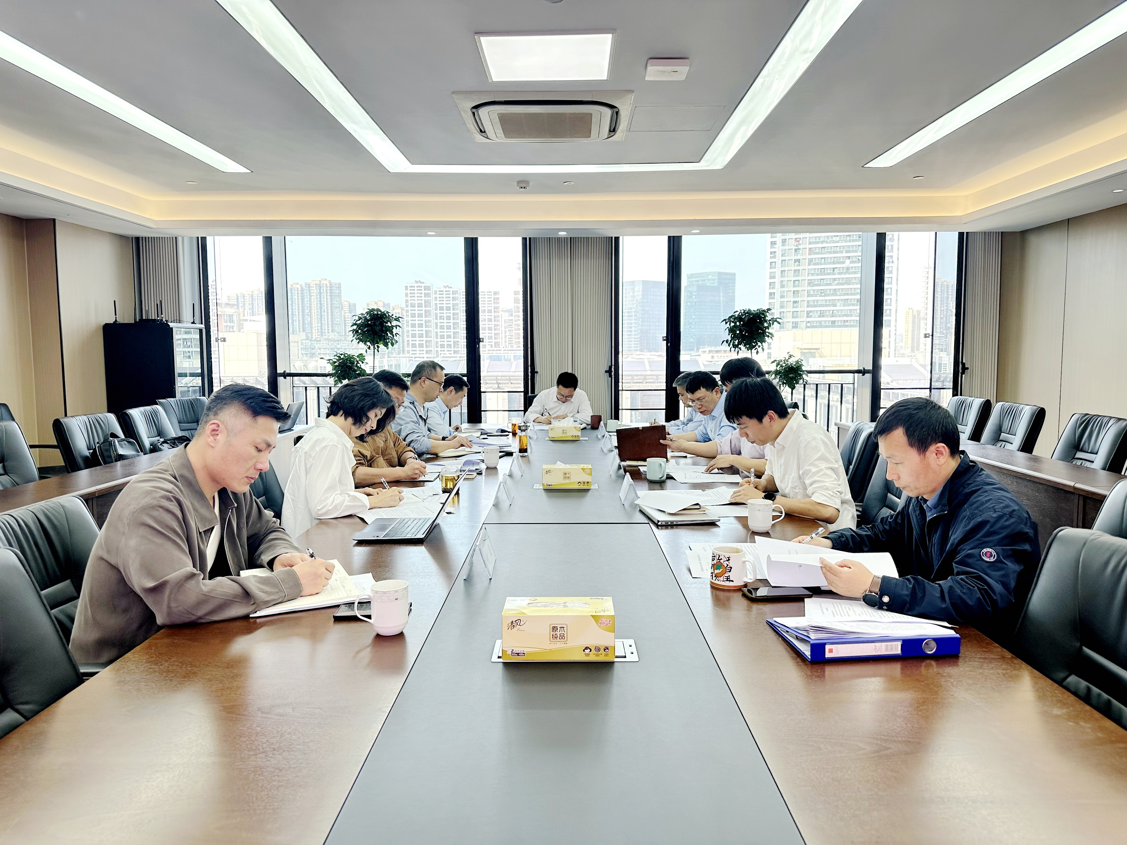 乐鱼（中国）党委理论学习中心组举行专题研讨（扩大）学习会