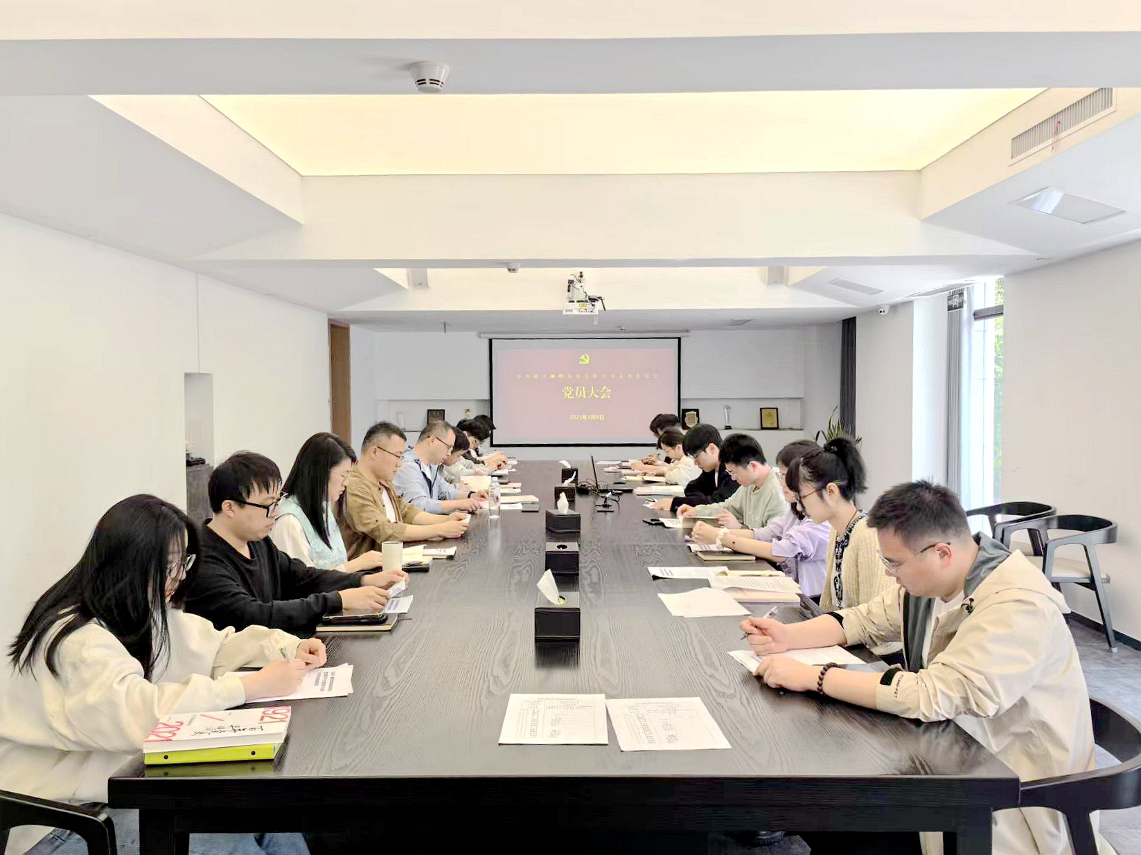 狮峰茶业党支部开展深入贯彻中央八项规定精神学习研讨会